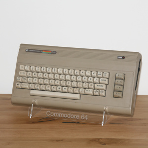 Aufsteller für C64 und ähnliche große Heimcomputer.
