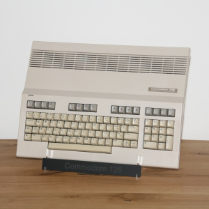 Aufsteller für C128 und ähnliche große Heimcomputer.
